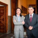 La presidenta del Parlamento de Andalucía, Marta Bosquet, ayer con el presidente del TSJA, Lorenzo del Río /Foto: Efe