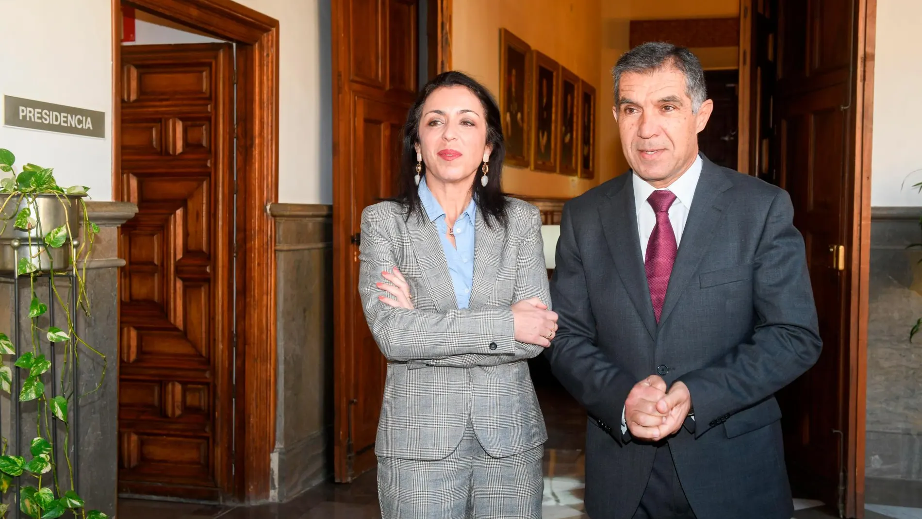 La presidenta del Parlamento de Andalucía, Marta Bosquet, ayer con el presidente del TSJA, Lorenzo del Río /Foto: Efe