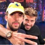 El central del Barça posa junto a David Broncano en ‘La Resistencia’ / Twitter