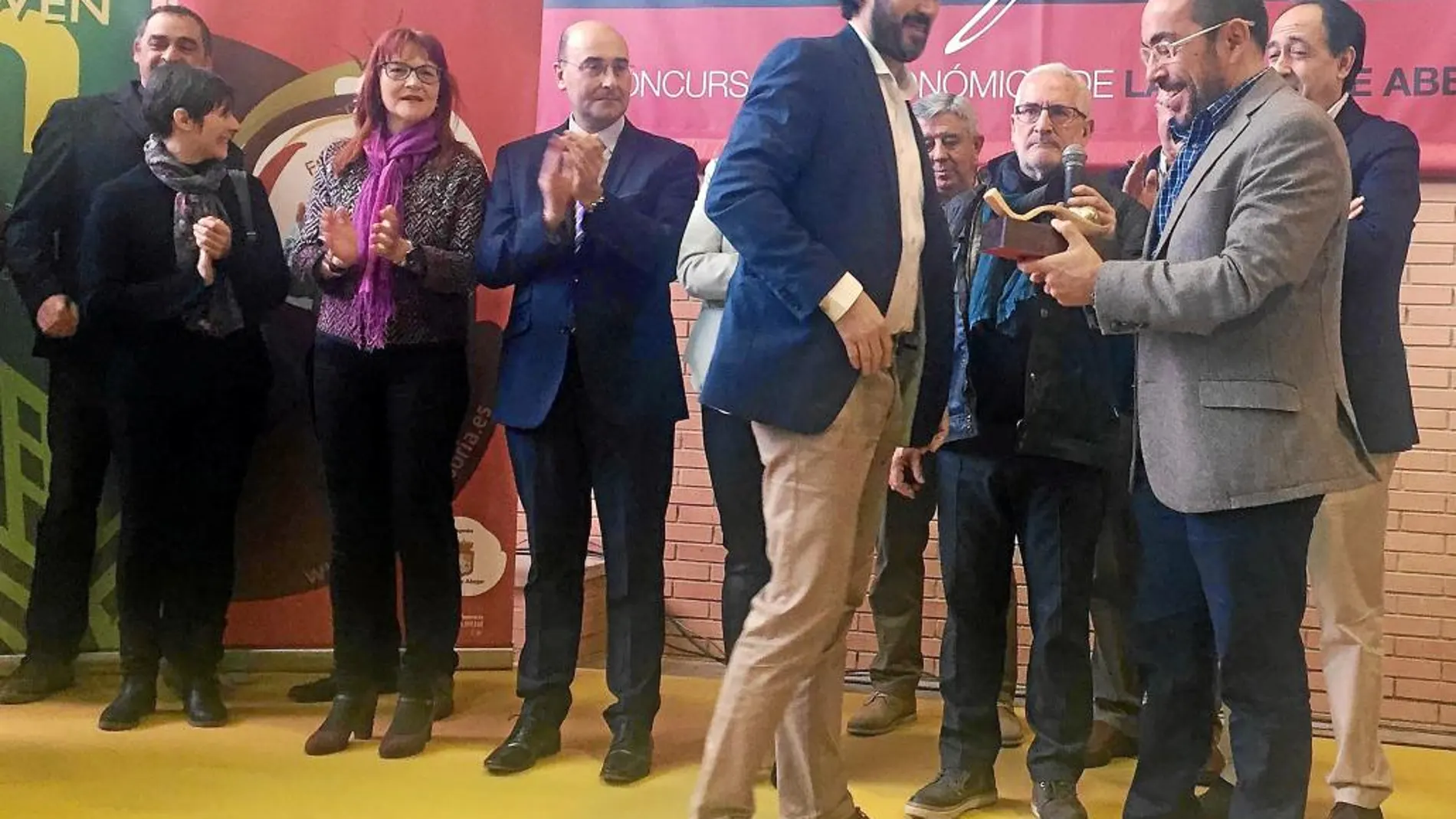 Luis Rey entrega la Trufa de Oro 2017 al chef Óscar García.