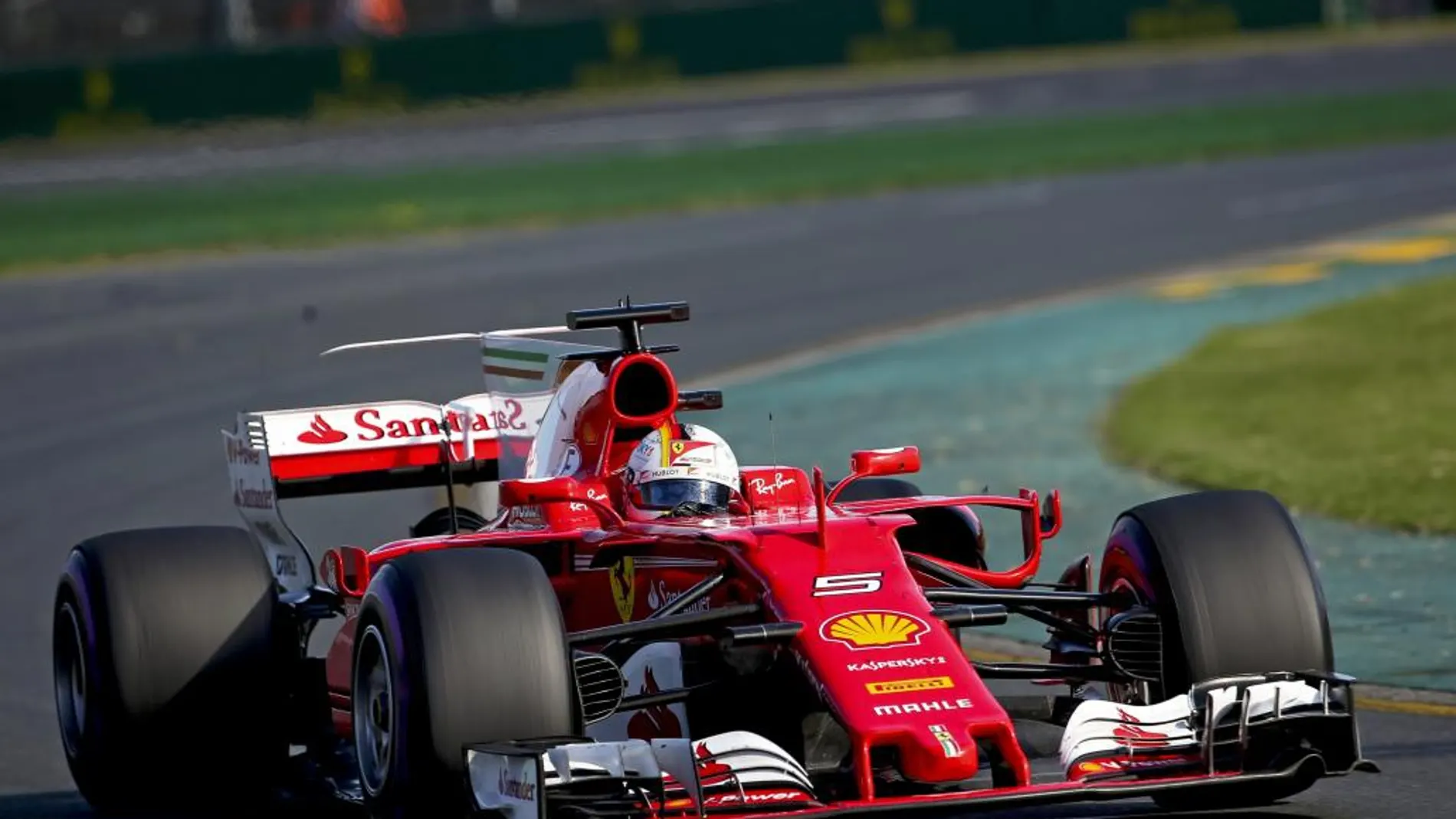 Sebastian Vettel (Ferrari) hizo una gran carrera y logró imponerse a los Mercedes de Hamilton y Bottas