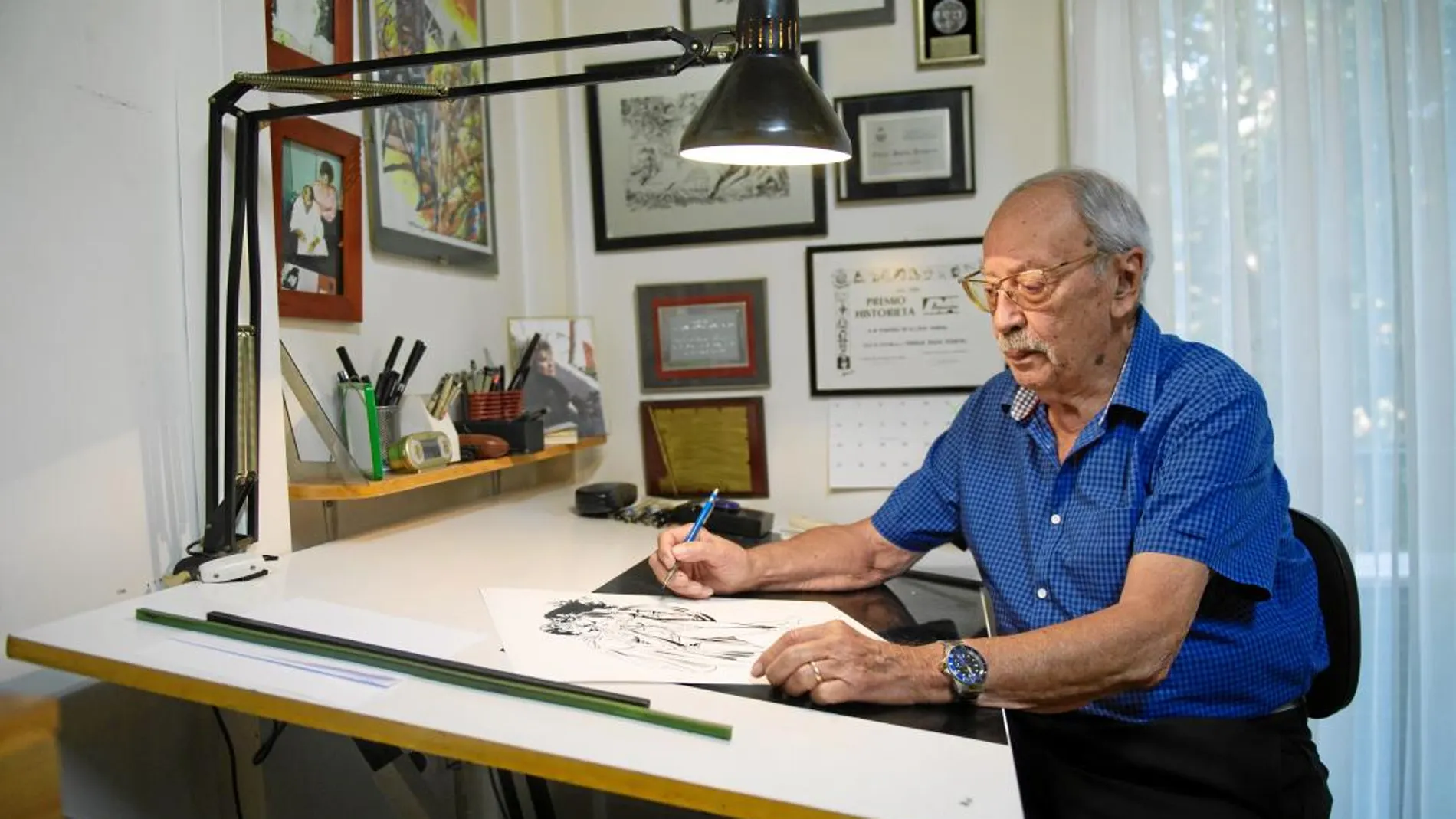 El dibujante Enric Badia en su estudio barcelonés donde sigue trabajando en libros y en encargos para todo el mundo / Foto: Shooting