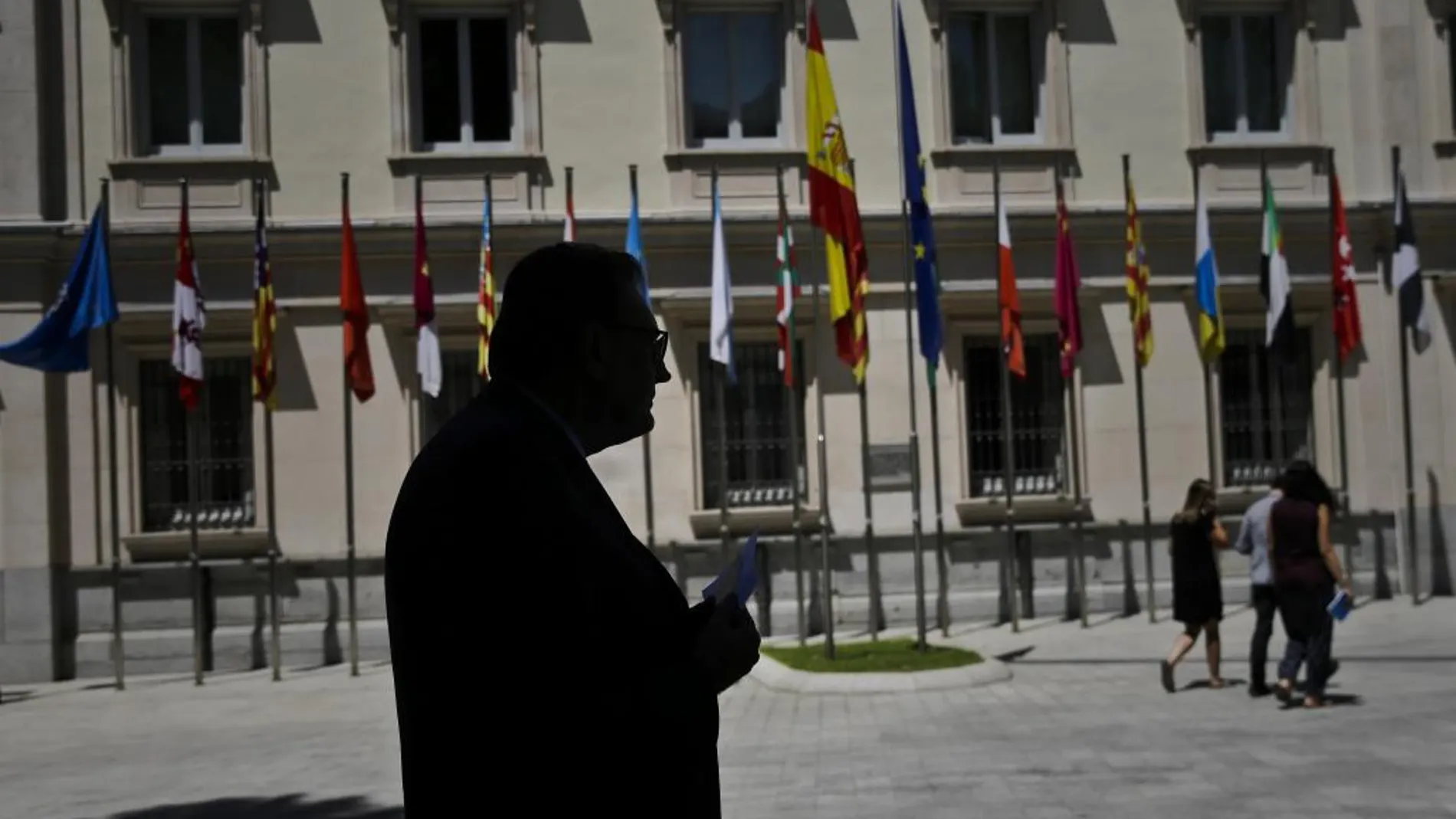 El portavoz del Partit Demòcrata Català (PDC) en la Cámara Alta, Josep Lluís Cleries, a las puertas de la institución