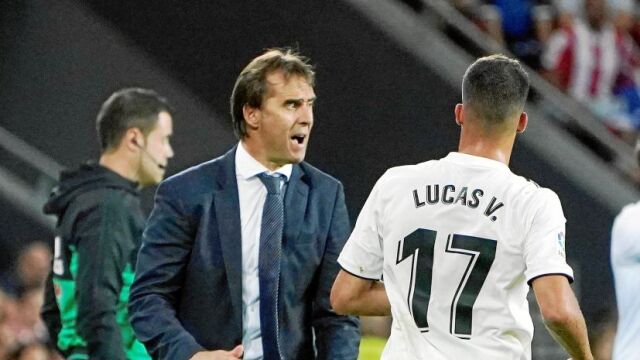 El técnico del Real Madrid da instrucciones a Lucas Vázquez