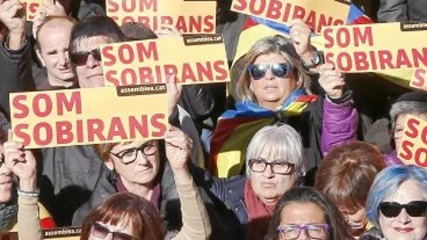 La Asamblea Nacional Catalana se manifestó ayer para presionar a Junts pel Sí y la CUP con el objetivo de apoyar el proceso independentista y reclamar un acuerdo para formar gobierno