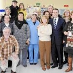 El alcalde de Móstoles junto a voluntarios del Restaurante para Desempleados