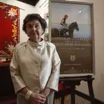 La pintora sevillana Carmen Laffón, junto al cartel de las Carreras de Sanlúcar