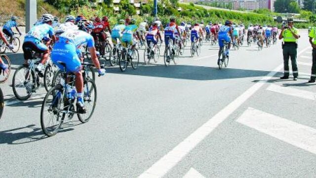 En el control y el orden de la Vuelta Ciclista a España participan más de 100 guardias civiles cada día