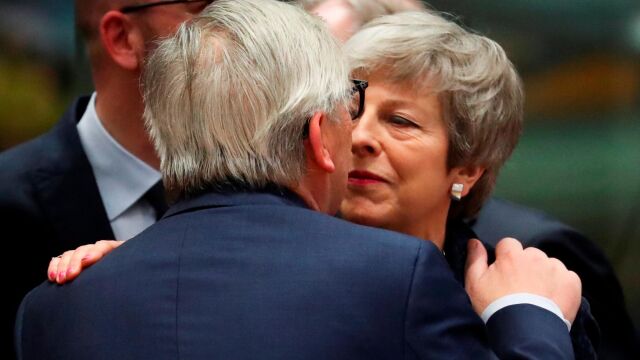 Theresa May y el presidente de la Comisión Europea, Jean-Claude Juncker, durante la cumbre de los líderes de la UE en Bruselas / Reuters