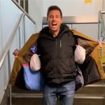 Imagen de Lee Cimino tras pasar el control de equipajes de Ryanair con su abrigo maleta