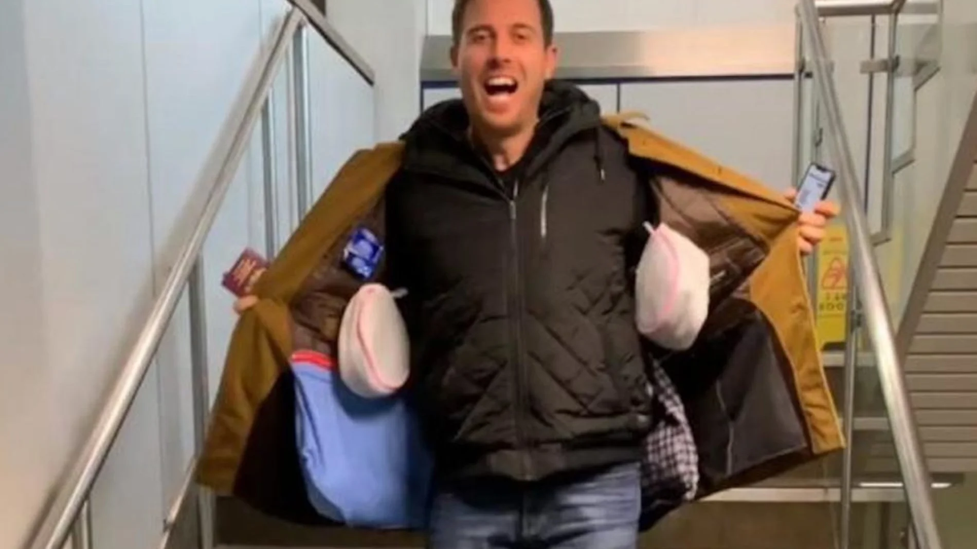 Imagen de Lee Cimino tras pasar el control de equipajes de Ryanair con su abrigo maleta