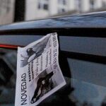 Los anuncios de prostitución en los parabrisas han proliferado por todos los barrios de la capital