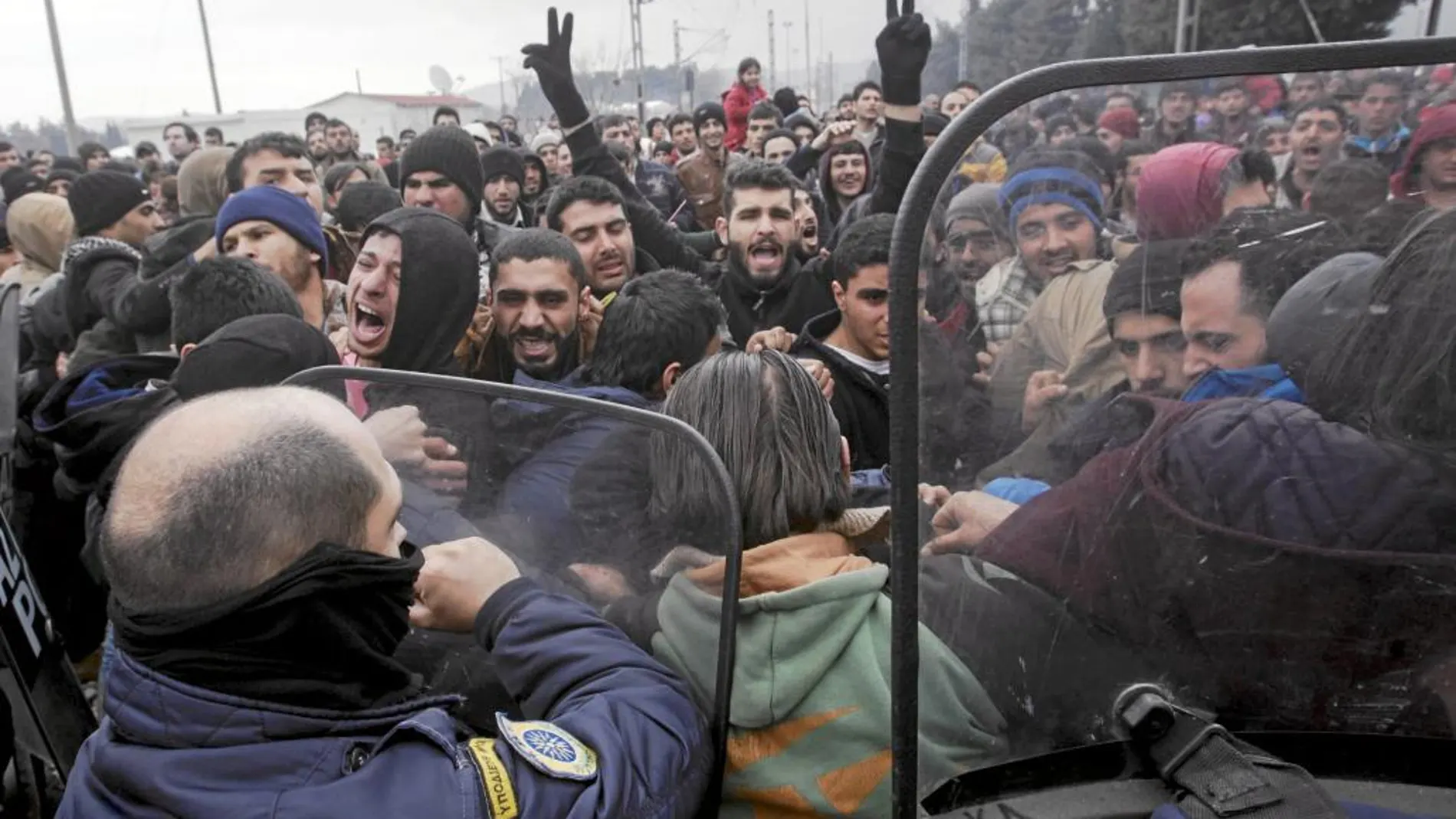 Batala campal. La Policía se enfrentó a cientos de refugiados que trataban de cruzar la frontera en unas imágenes que recuerdan a las de Hungría en 2015