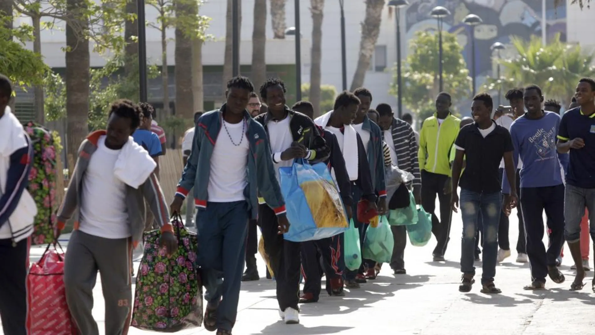 Un grupo de inmigrantes llega al Centro de Estancia Temporal de Inmigrantes (CETI) en Melilla, tras saltar la valla
