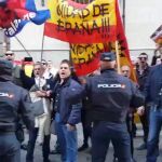 Medio centenar de falangistas abuchea a Artur Mas en Madrid