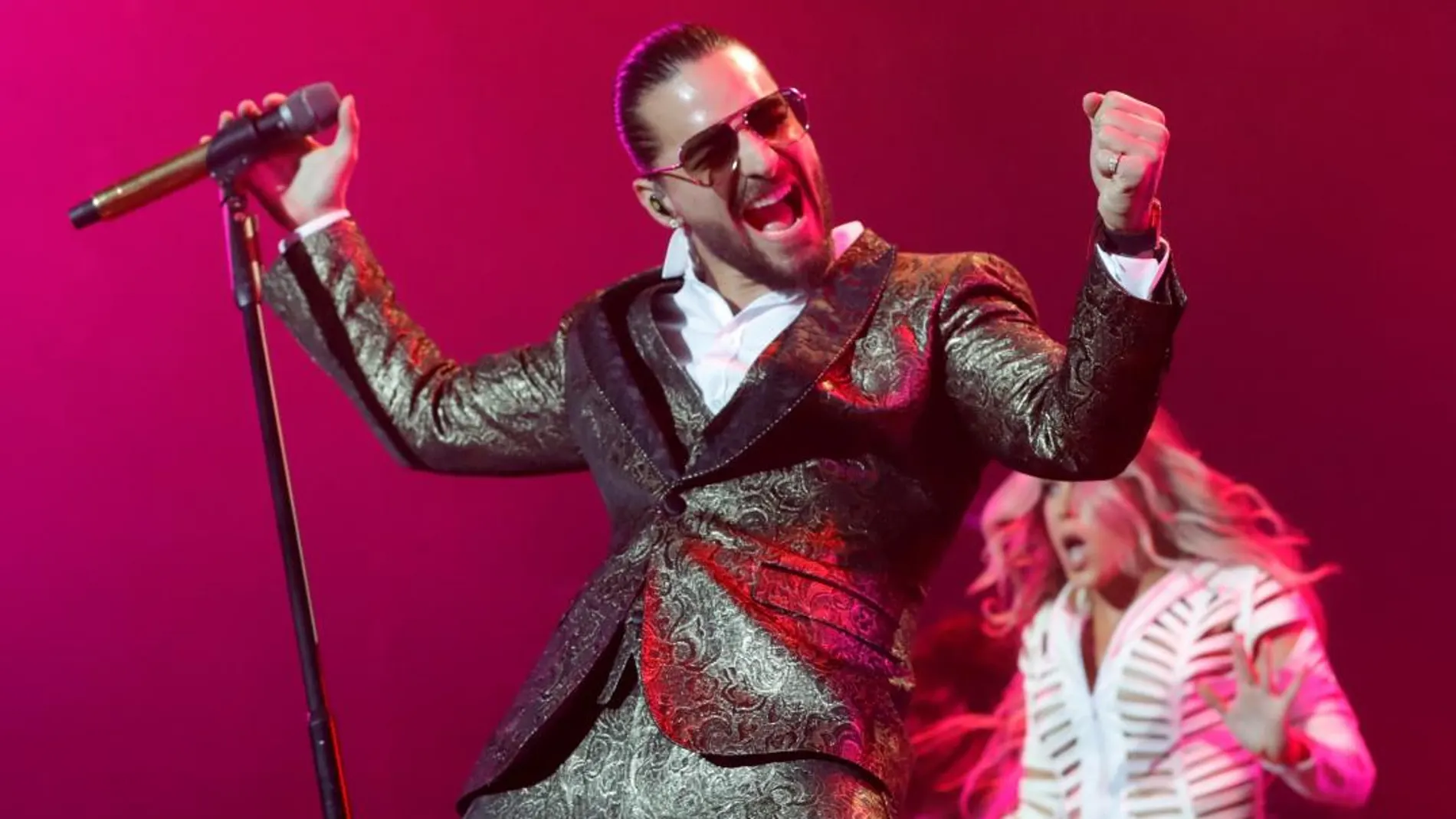 El cantante colombiano Maluma, durante el concierto que ha ofrecido esta noche en el Palacio de los Deportes de Madrid / Efe