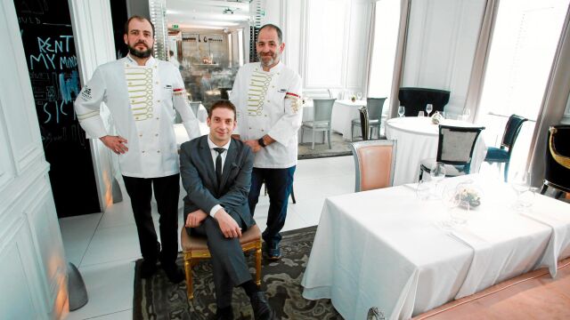 Los cocineros Mikel Sorazu y Sergi Sanz, junto a José Godoy, jefe de sala. Foto: Cipriano Pastrano