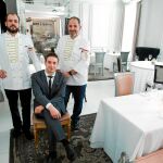 Los cocineros Mikel Sorazu y Sergi Sanz, junto a José Godoy, jefe de sala. Foto: Cipriano Pastrano