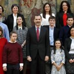 El Rey Felipe VI con los ganadores del concurso escolar "¿Qué es un Rey para ti?