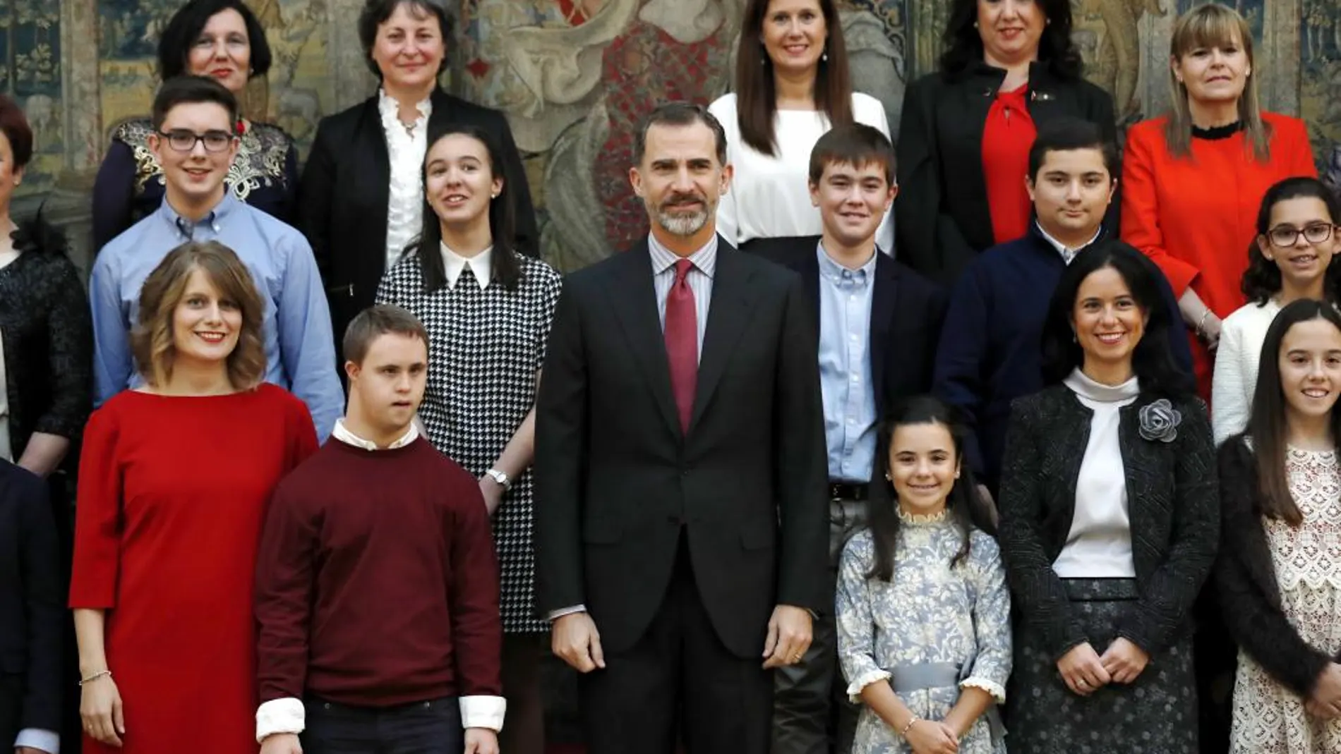 El Rey Felipe VI con los ganadores del concurso escolar "¿Qué es un Rey para ti?