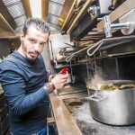 Miguel Ángel Mayor, en la cocina de Sucede