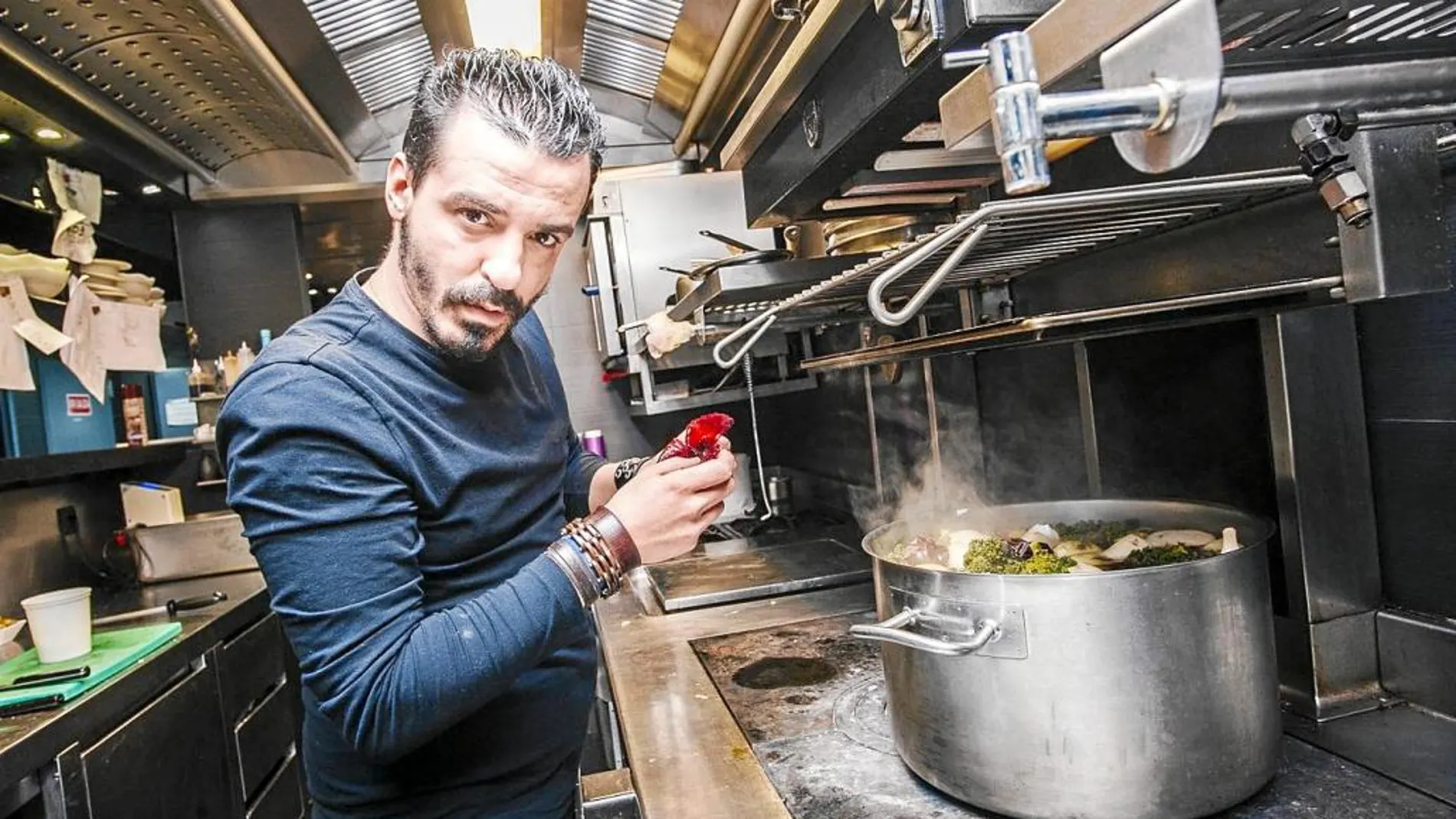 Miguel Ángel Mayor, en la cocina de Sucede