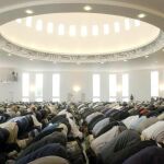 Fieles musulmanes rezan en una sala de oración en la mezquita de Baitul Futuh, en el sur de Londres, la más grande de Europa occidental