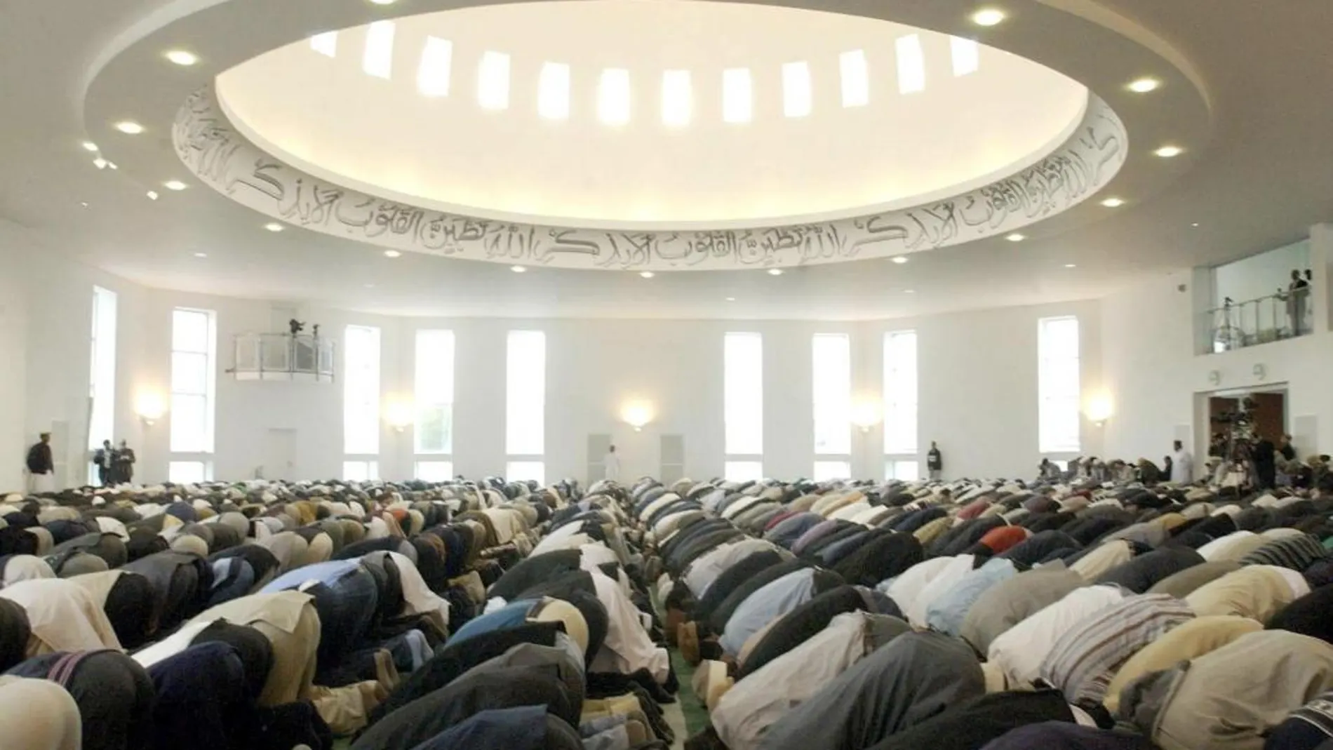 Fieles musulmanes rezan en una sala de oración en la mezquita de Baitul Futuh, en el sur de Londres, la más grande de Europa occidental
