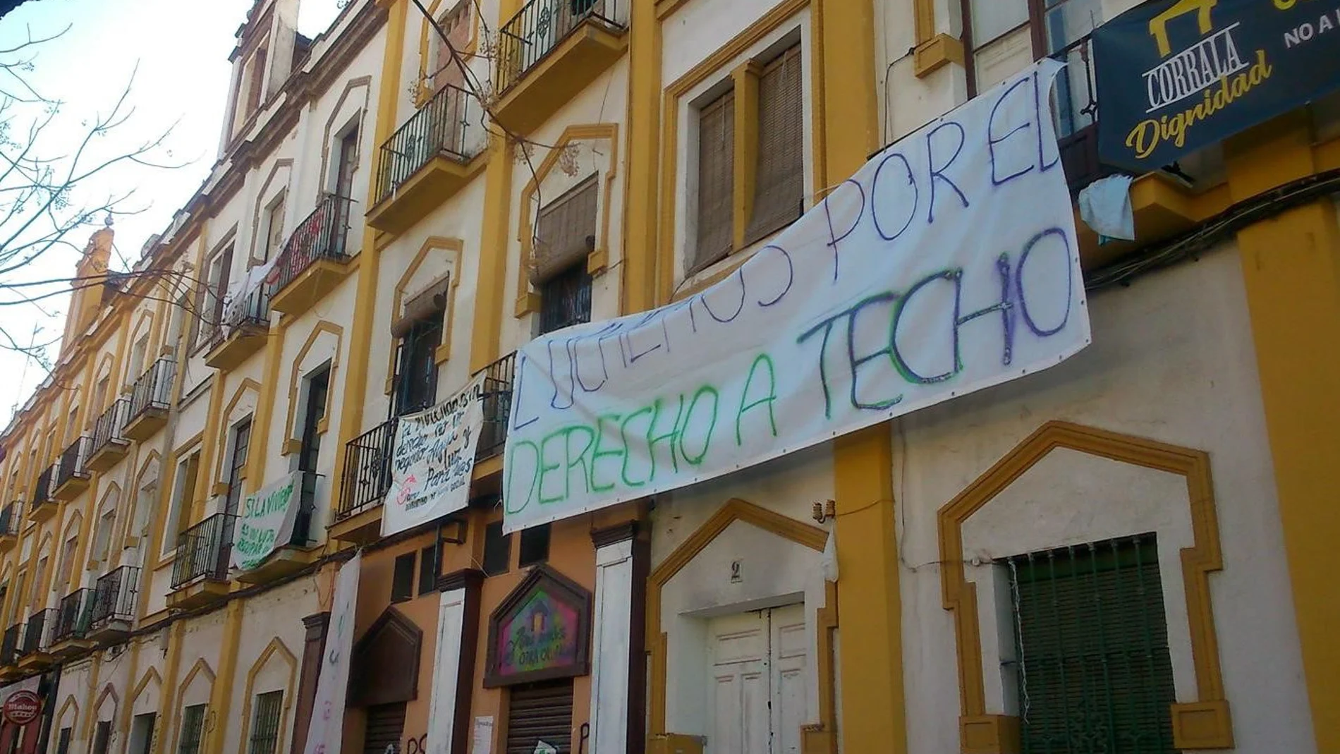 Vistas de las edificaciones que acogieron la llamada «Corrala Dignidad» (Foto: Ep)