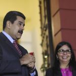 El presidente venezolano, Nicolás Maduro, junto a la ministra de Exteriores, Delcy Rodríguez, en Caracas