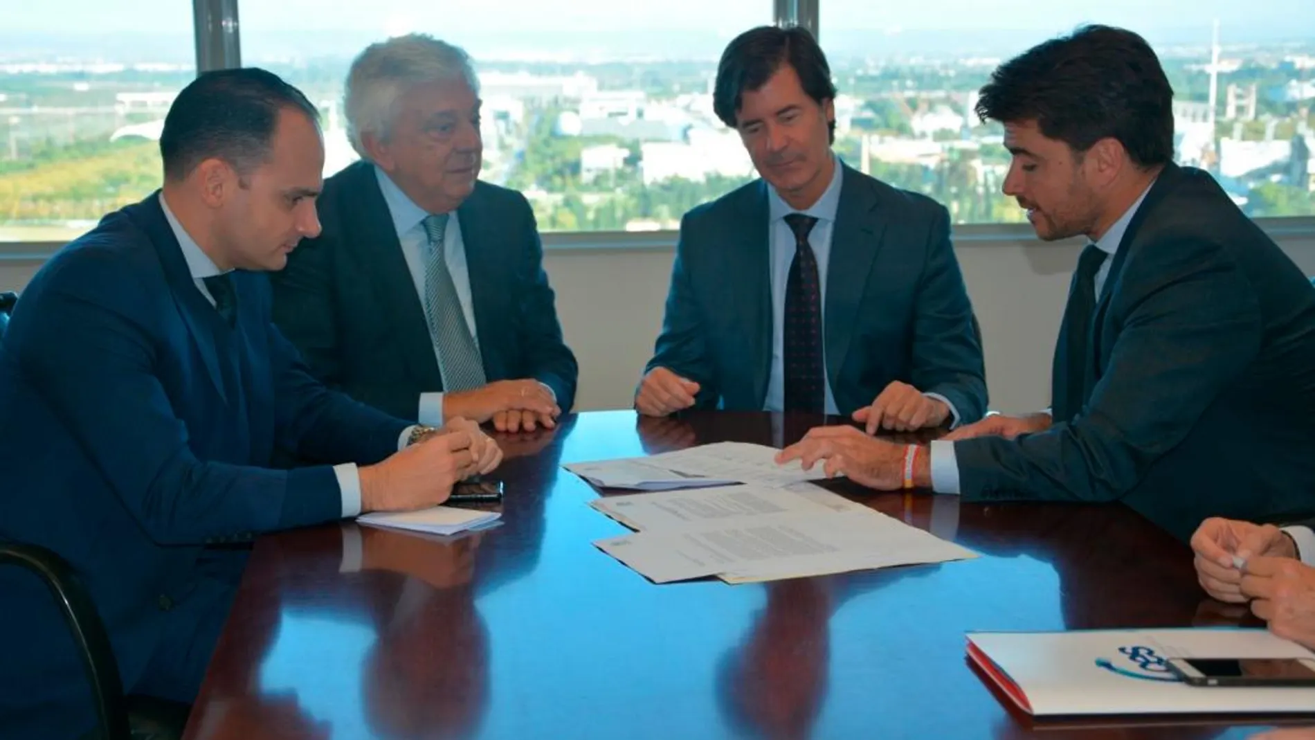 Beltrán Pérez ha mantenido una reunión con los presidentes de la Confederación de Empresarios de Sevilla (CES), Miguel Rus, y de la Cámara de Comercio, Francisco Herrero / Foto: PP