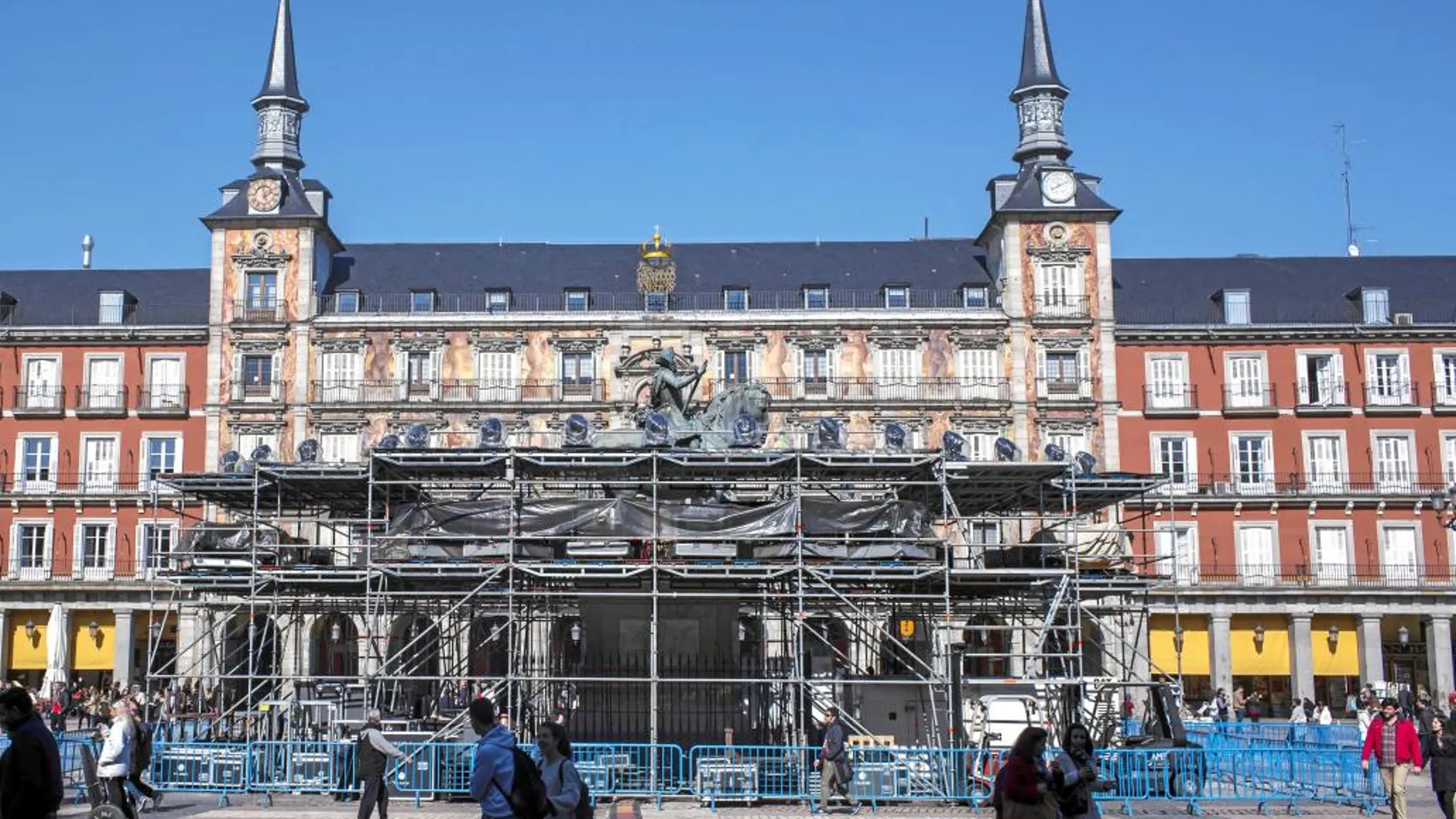 Alrededor de la estatua de Felipe III estarán instalados hasta el lunes los andamios necesarios para el «vídeo mapping»