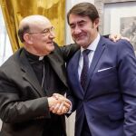El consejero de Fomento y Medio Ambiente, Juan Carlos Suárez-Quiñones, estrecha la mano al arzobispo de Burgos, Fidel Herráez