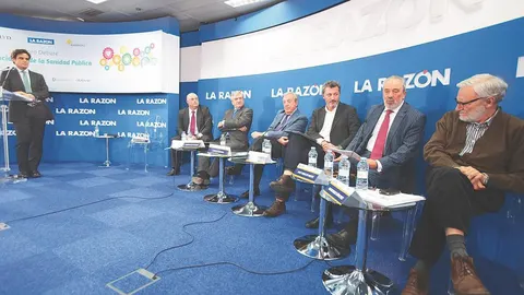 En la imagen, un momento del debate en la tercera sesión del foro. Juan José Güemes, Alberto de Rosa, Enrique de Porres, Carlos Amaya, Santiago Cervera, José Ignacio Nieto García y Marciano Sánchez Bayle