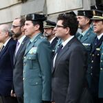 El ministro del Interior, Jorge Fernández Díaz (3i), junto a la delegada del Gobierno en Cataluña, Llanos de Luna (2i), y el jefe superior de Policía de Cataluña, Sebastián Trapote (i), entre otras autoridades, guardan un minuto de silencio por los dos policías muertos en el atentado yihadista de Kabul