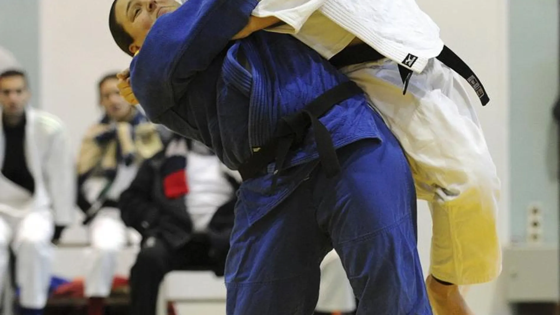 Fotografía de la guardia civil Jessica Frau (i), facilitada por ella misma, que empezó a competir en judo a las ocho años y no ha parado de recibir trofeos desde entonces