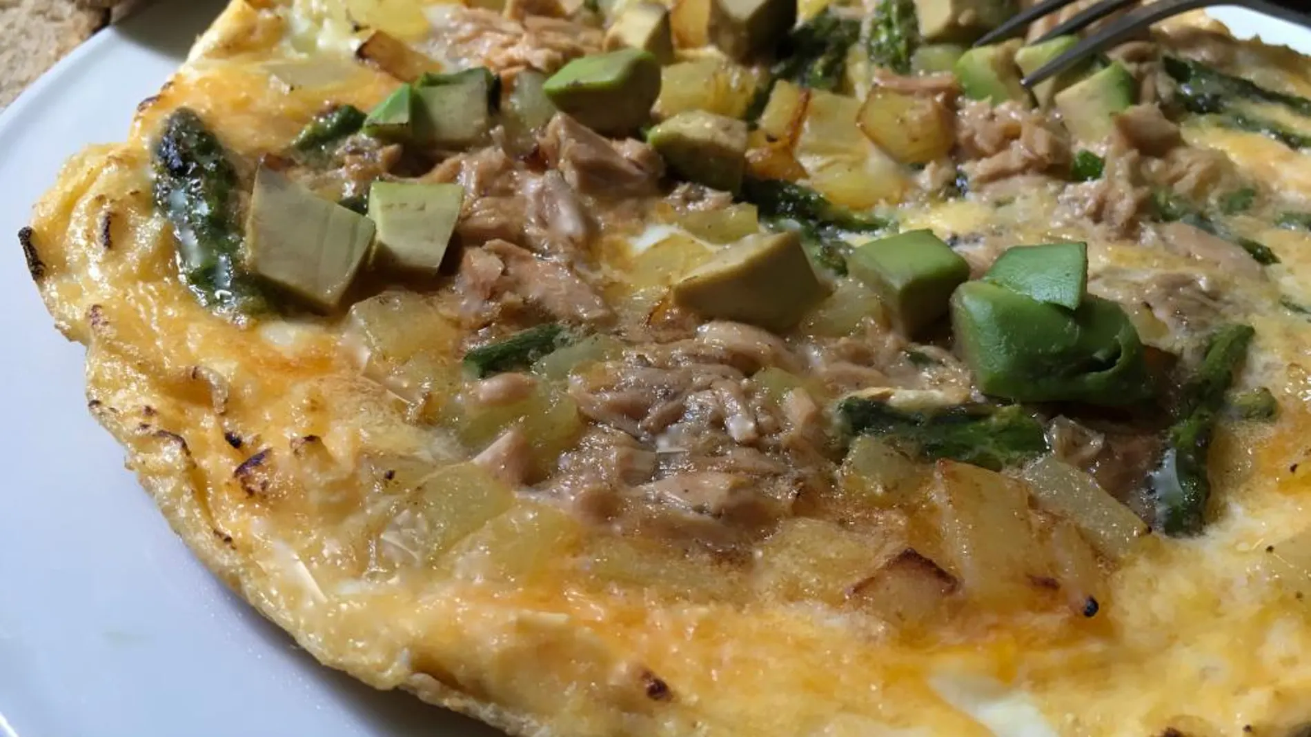 Exquisita Frittata con aguacate, patatas, espárragos y atún