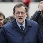 El presidente del Gobierno español, Mariano Rajoy (c), a su llegada a la reunión de líderes del Partido Popular Europeo (PPE) previa a la cumbre del Consejo Europeo