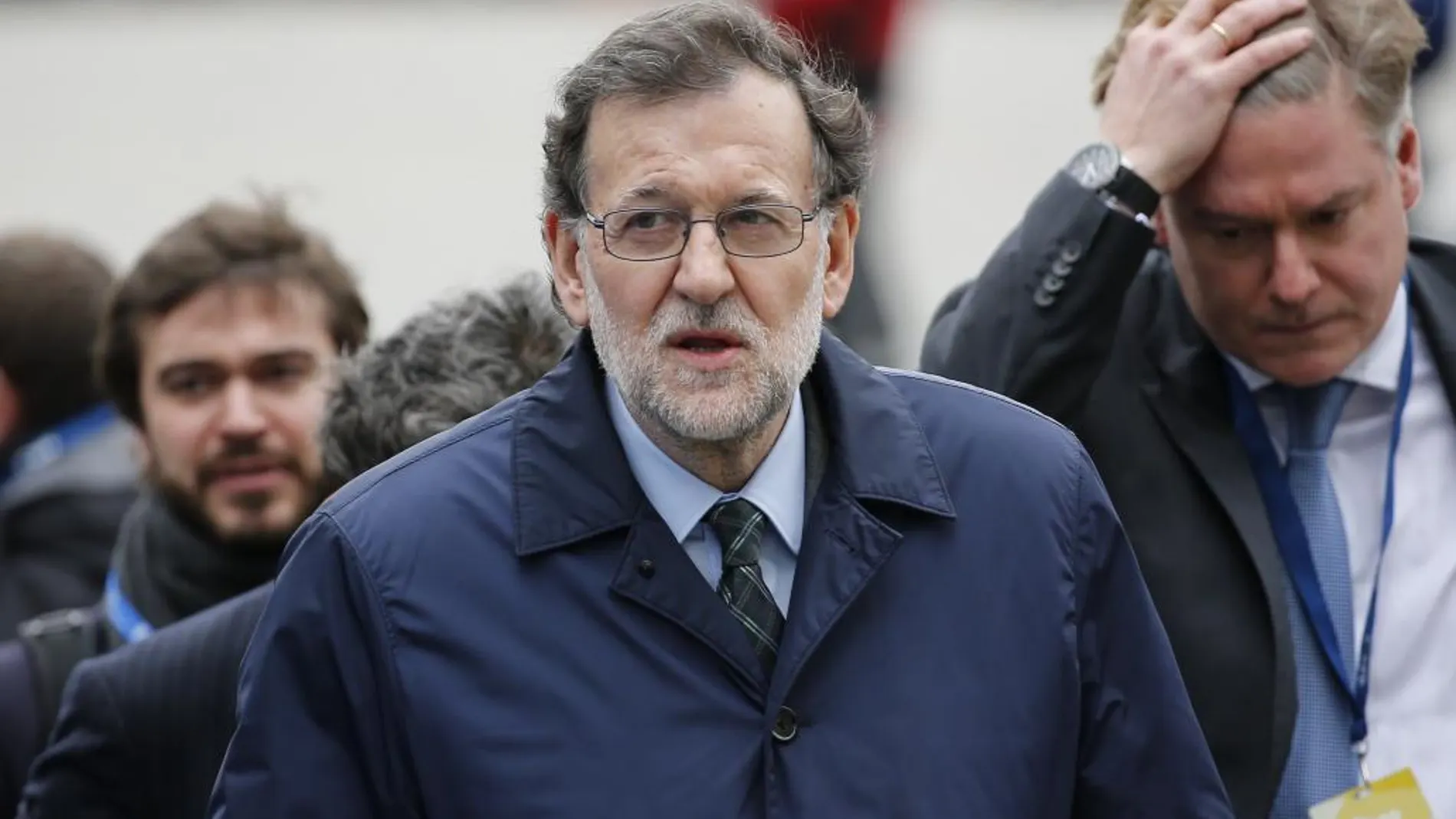 El presidente del Gobierno español, Mariano Rajoy (c), a su llegada a la reunión de líderes del Partido Popular Europeo (PPE) previa a la cumbre del Consejo Europeo