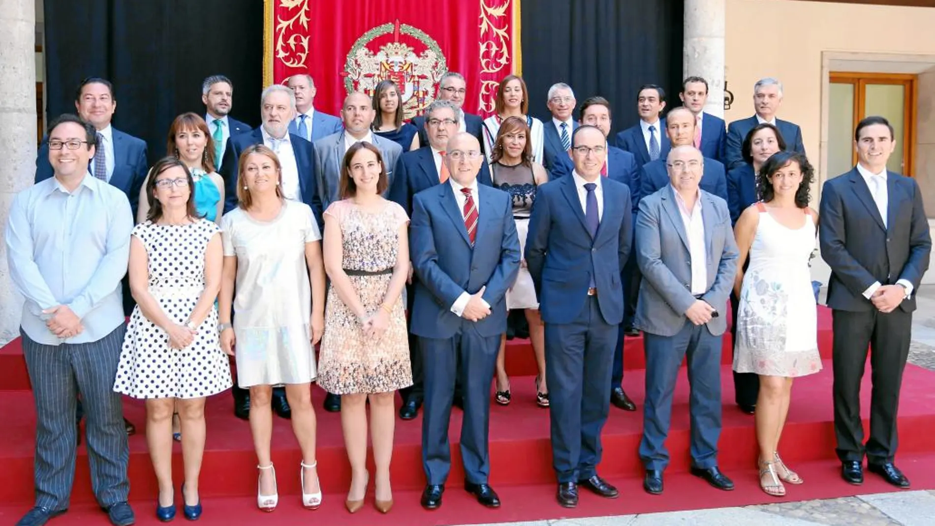 Jesús Julio Carnero junto a los miembros de la corporación provincial pertenecientes a PP, PSOE, C’s, Sí se Puede e IU-Equo