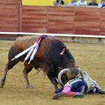 Roca Rey queda inconsciente en la arena de Palencia tras ser zarandeado por el tercer toro