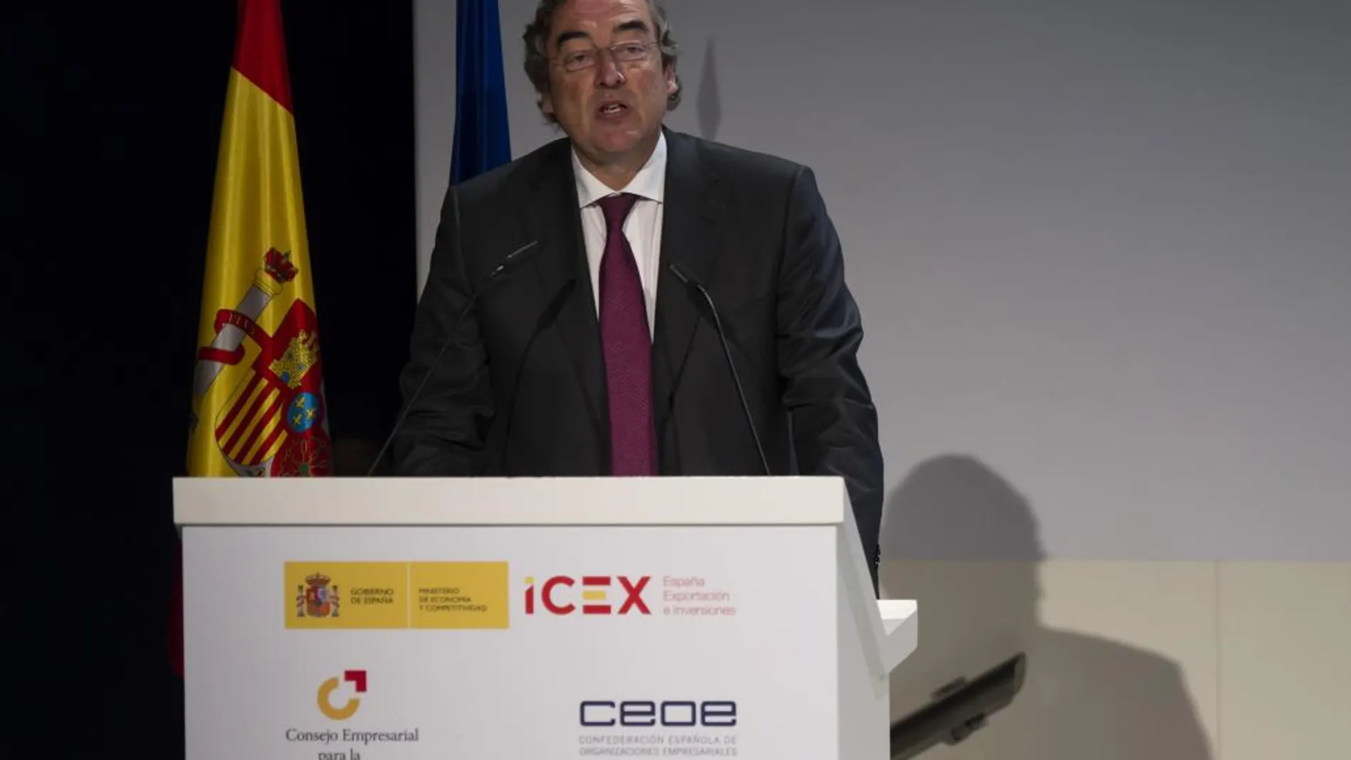 El presidente de la CEOE, Juan Rosell, califica de problema político de dimensión importante el desafío catalán