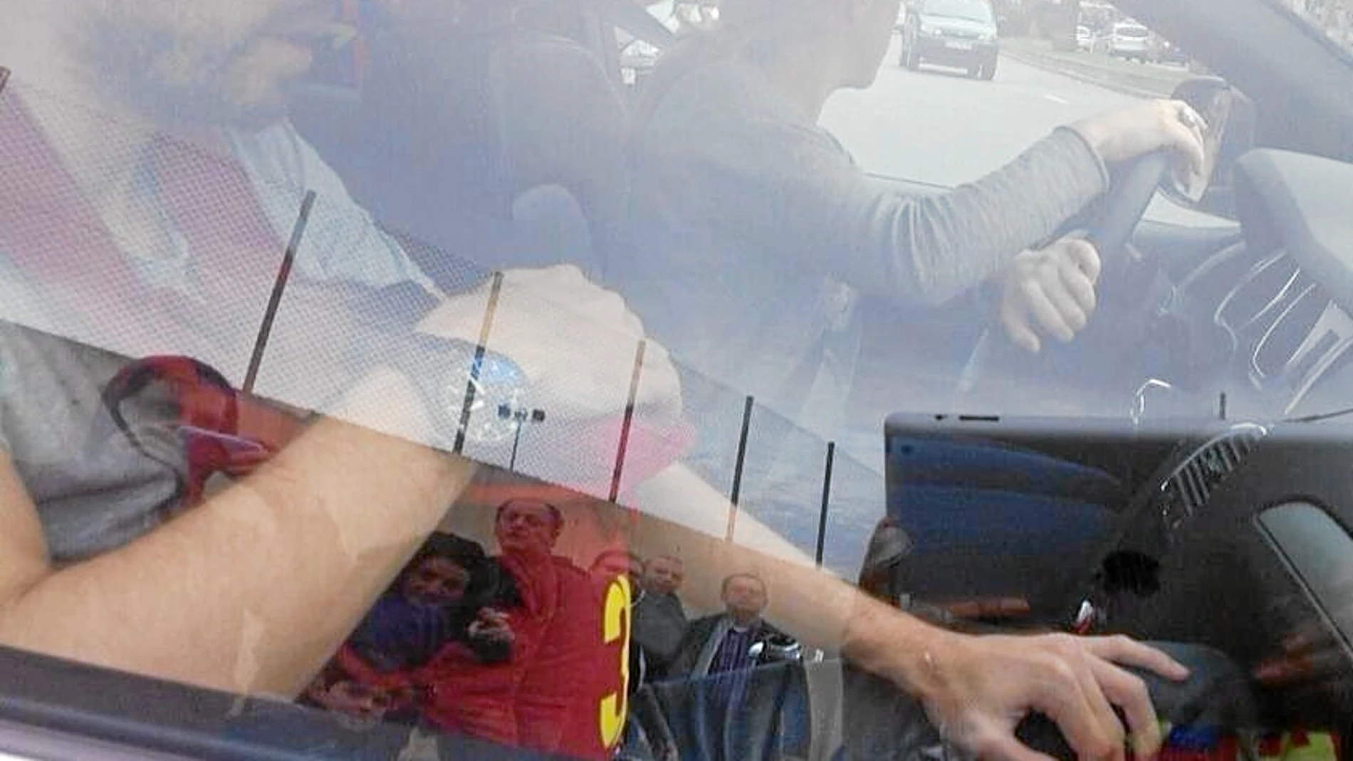 Shakira, Piqué y Milan, ayer, por las calles de Barcelona