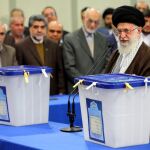 Fotografía facilitada por la presidencia iraní que muestra al líder supremo iraní, Alí Jameneí, que ejerce su derecho al voto en Teherán