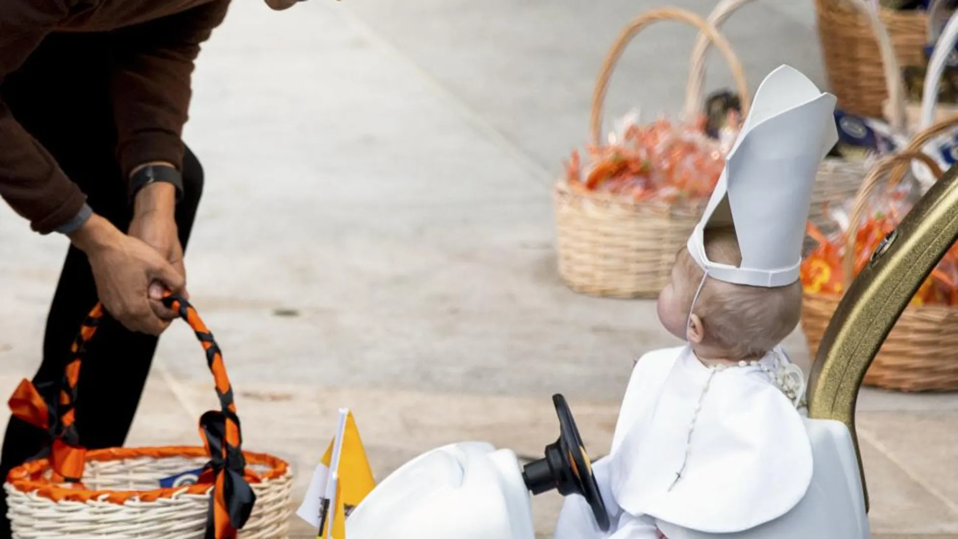 El pequeño Papa se dirige hacia el presidente Obama