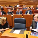 Bancada popular, con el presidente Herrera y Pilar del Olmo charlando momentos antes del inicio del debate