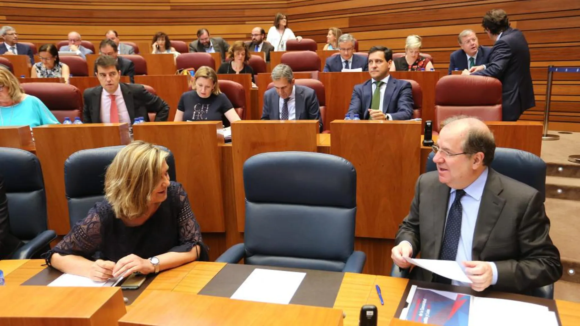 Bancada popular, con el presidente Herrera y Pilar del Olmo charlando momentos antes del inicio del debate