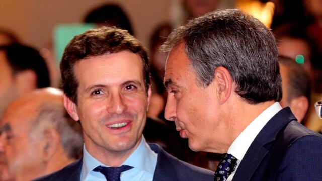 Pablo Casado, ayer, con el ex presidente José Luis Rodríguez Zapatero. Foto: Efe