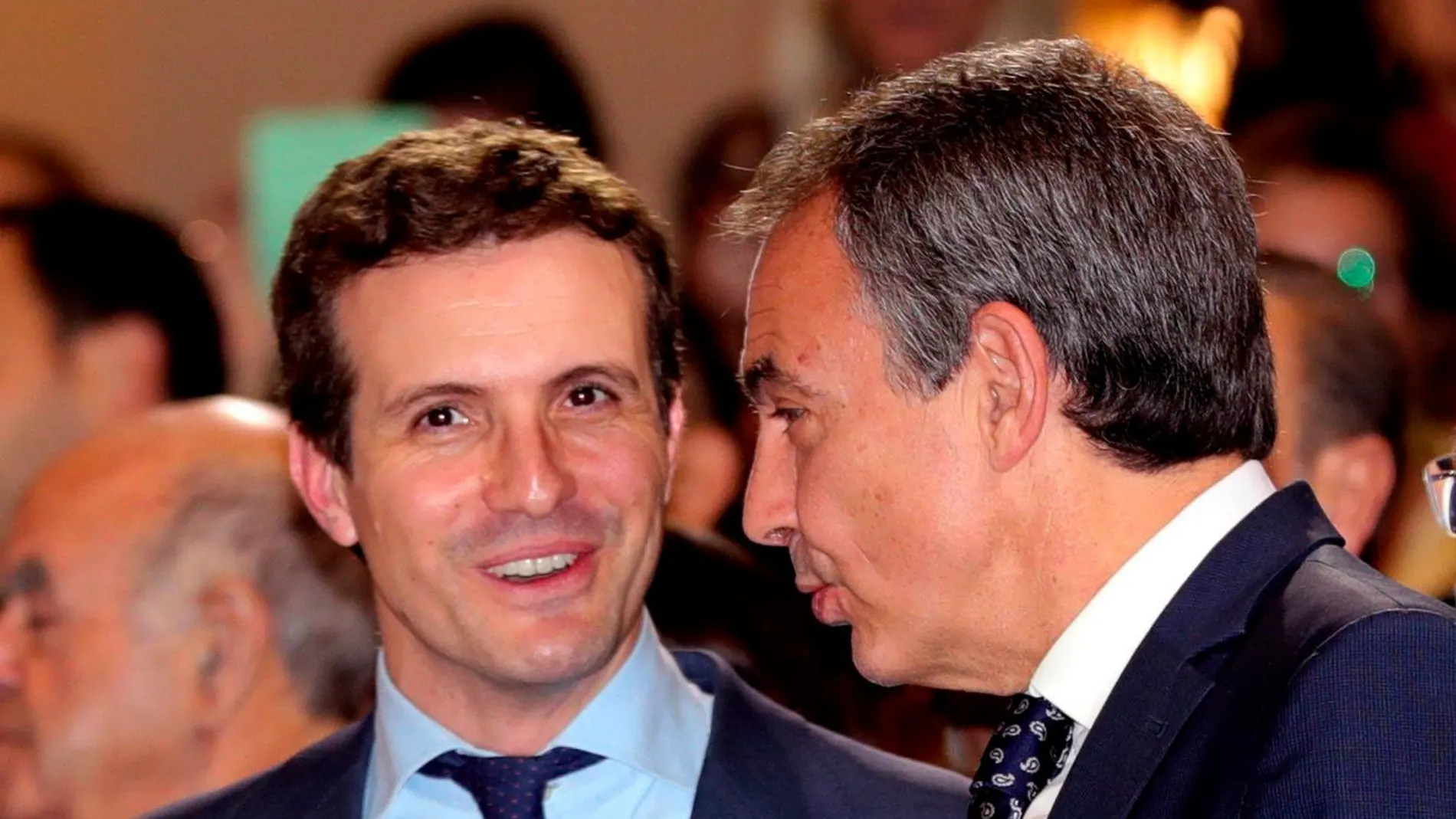 Pablo Casado, ayer, con el ex presidente José Luis Rodríguez Zapatero. Foto: Efe