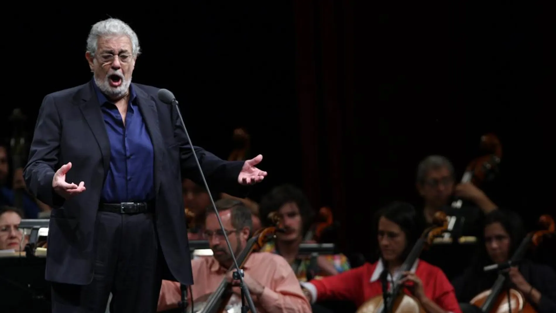 El tenor español Plácido Domingo canta durante un ensayo el 9 de noviembre en el Auditorio Nacional de Ciudad de México